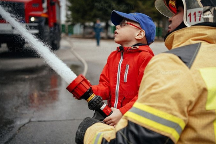 Пожарные исполнили мечту пятилетнего мальчика из Бердска