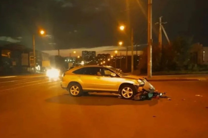 В Новосибирске внедорожник сбил парочку подростков на электровелосипеде