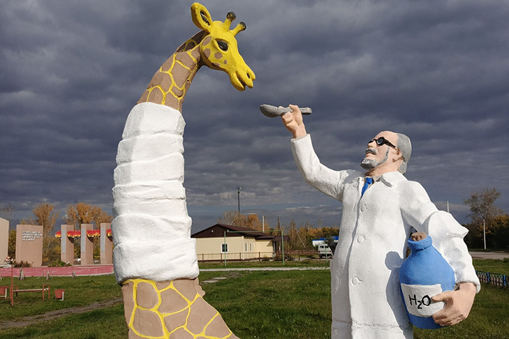 Скульптуру Айболита и жирафа отреставрировали под Новосибирском