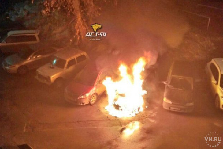 Дотла сгорели две припаркованные во дворе иномарки