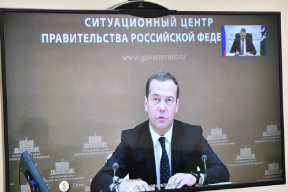 Медведев обещал компенсировать аграриям рост цен на бензин