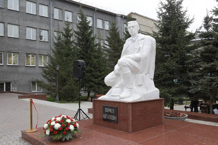 Памятник Борису Богаткову в Новосибирске торжественно открыли после реставрации