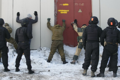 Две нарколаборатории накрыли пограничники ФСБ и спецназ «Гром» в Новосибирской области