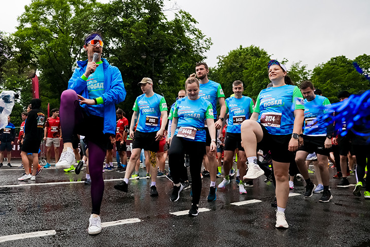 Авито Авто и пилот Формулы-1 Сергей Сироткин задают темп: скорость, лидерство и драйв на утреннем забеге ПМЭФ