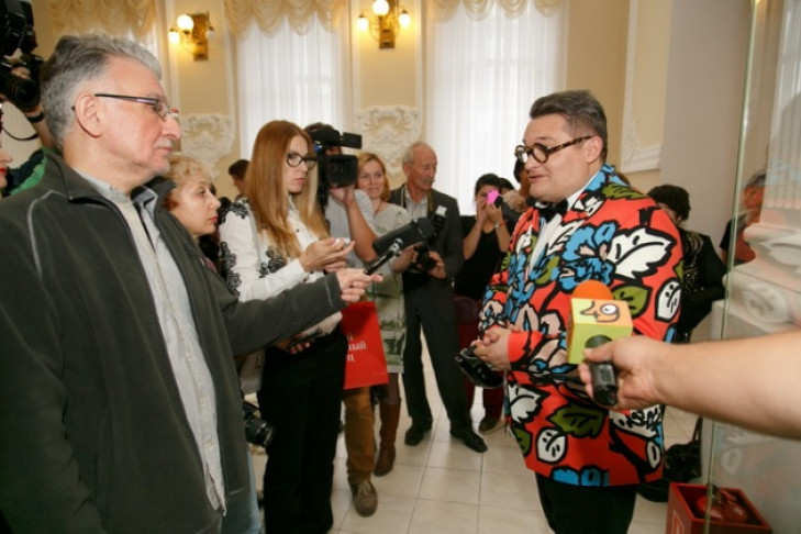 Коллекцию платьев худеющих звезд Васильев показал новосибирцам 