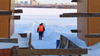 Новосибирские спасатели проверили лёд для крещенских купелей