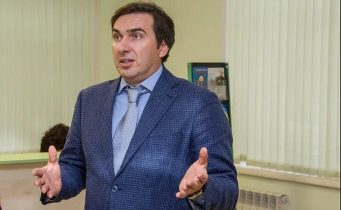 Министр здравоохранения Хальзов сделал прививку от COVID-19 в Новосибирске