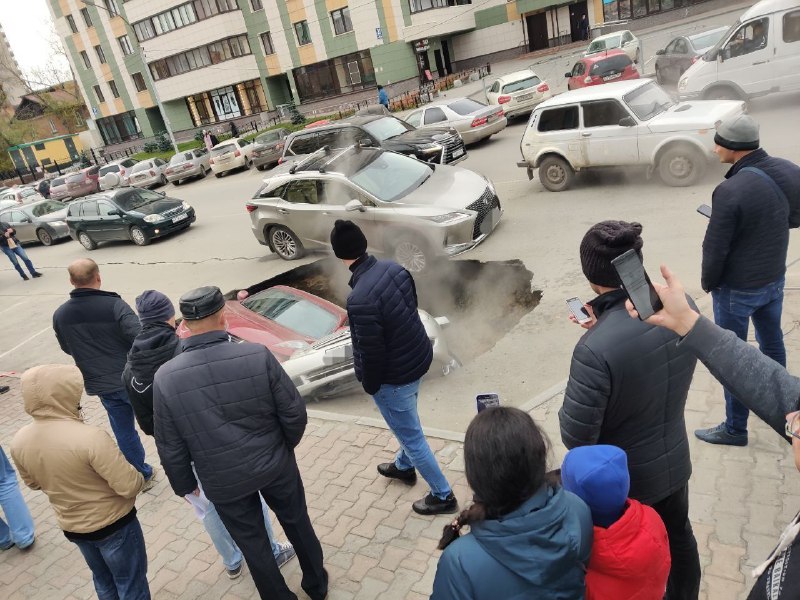 Два автомобиля утонули в яме с кипятком на улице Фрунзе в Новосибирске