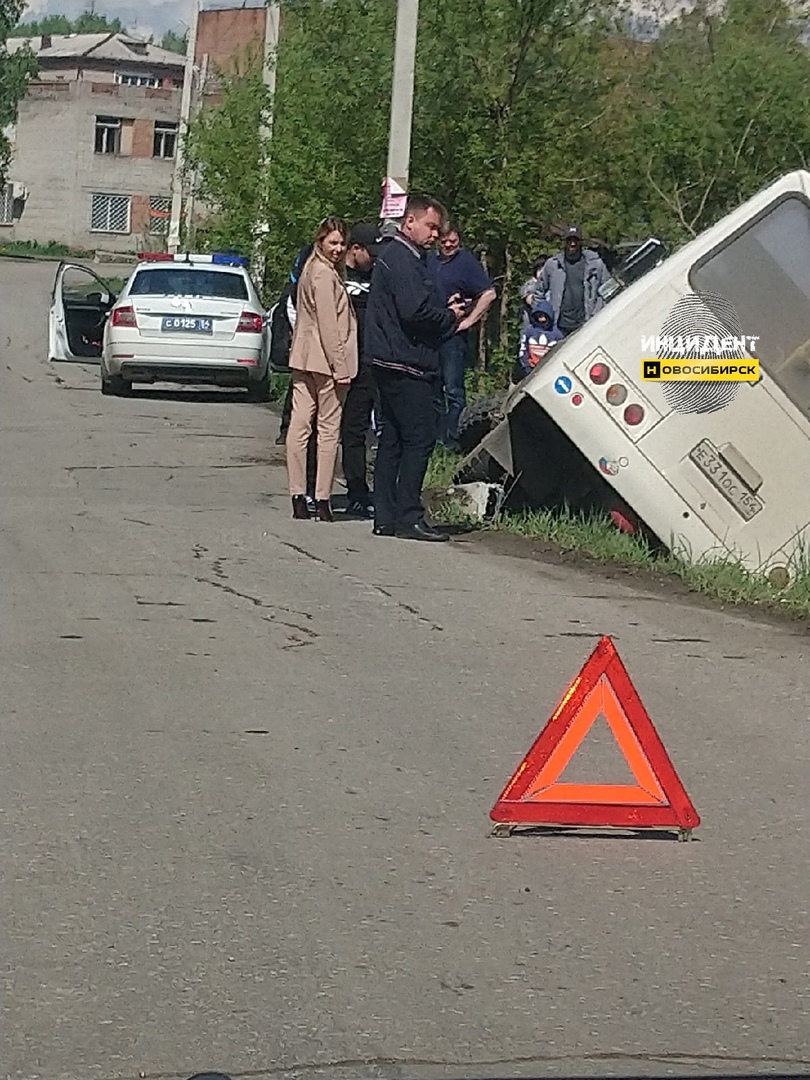 Автобус рухнул в кювет под Новосибирском: трое получили травмы