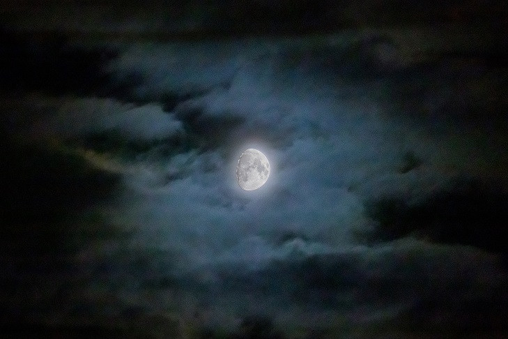 Часть Луны задела звезду в небе над Новосибирском утром 11 августа