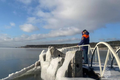 Пожилой рыбак в Новосибирске провалился под лед на Бердском заливе