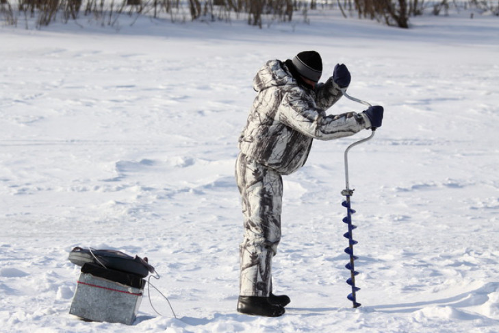 Рыбака с инсультом эвакуировали со льда затона Яренский