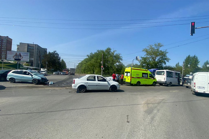 Пьяный водитель Nissan Tino протаранил маршрутку №44 в Новосибирске: есть пострадавшие