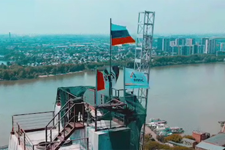 Флаг России водрузили на высоту 114 метров в Новосибирске