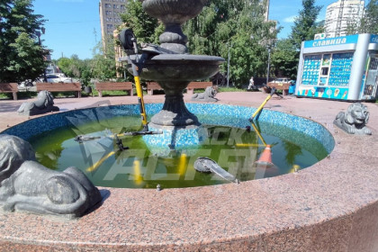 Неизвестные закинули электросамокаты в фонтан в Новосибирске