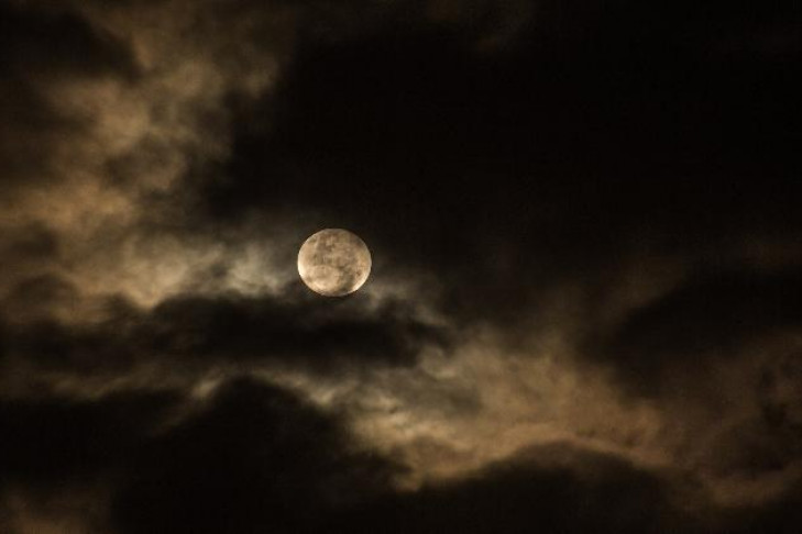 Мрачная луна в ретроградном Юпитере надвигается на Новосибирск