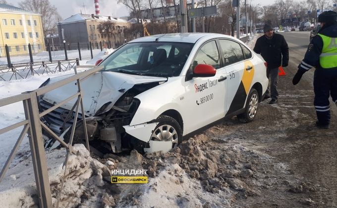 Таксист испугался фуры и протаранил забор в Новосибирске