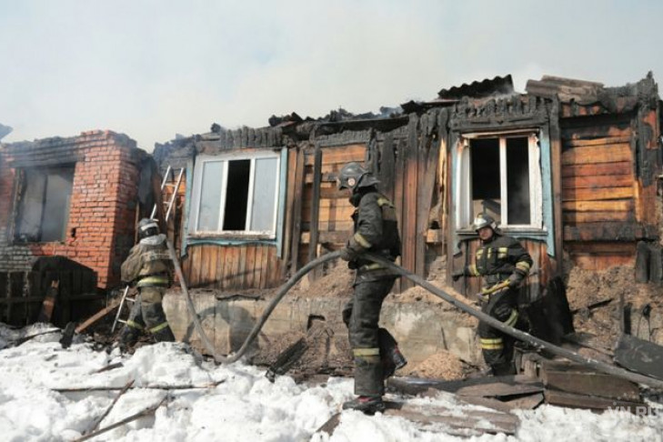 Три дома с газовыми баллонами сгорели в Новосибирской области