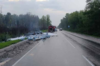 Под Новосибирском водитель Toyota Corolla столкнул груженый DAF с трассы, груз загорелся