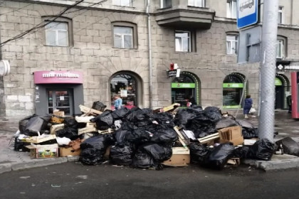 Стихийные свалки мусора растут на улицах Новосибирска