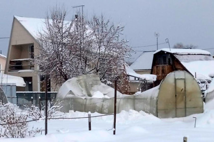 Ущерб колоссальный: непогода разрушила теплицы на дачах под Новосибирском