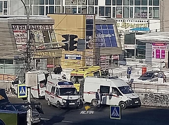 Автомобиль «скорой помощи» попал в ДТП на улице Кирова в Новосибирске