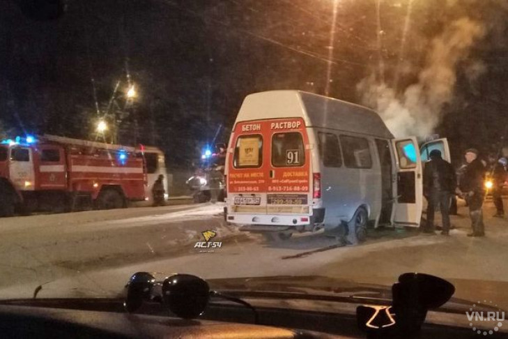 Маршрутка с пассажирами вспыхнула в Новосибирске