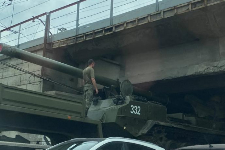 Самая мощная пушка в мире застряла под мостом в Академгородке