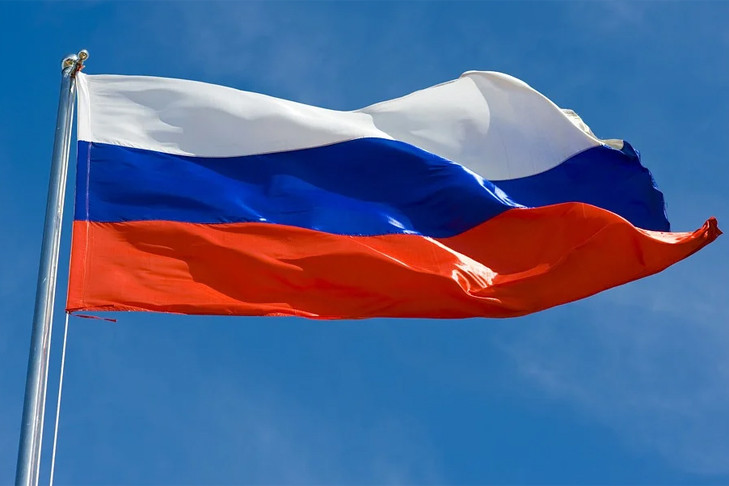Торжественно поднимать флаги России начали образовательные организации Новосибирской области
