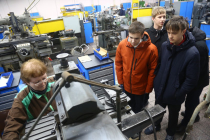 Зарплата 100 тысяч и работа на космос: школьники посетили БЭМЗ