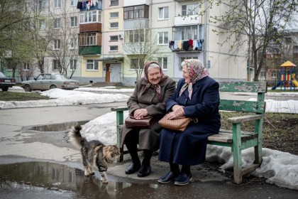У всех подъездов Новосибирска могут появиться скамейки для пенсионеров