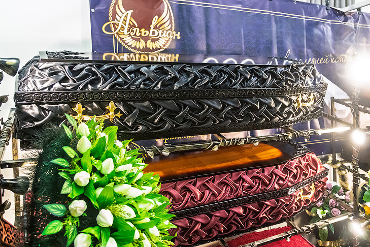 В Новосибирск привезли китайские гробы по 300 тысяч рублей