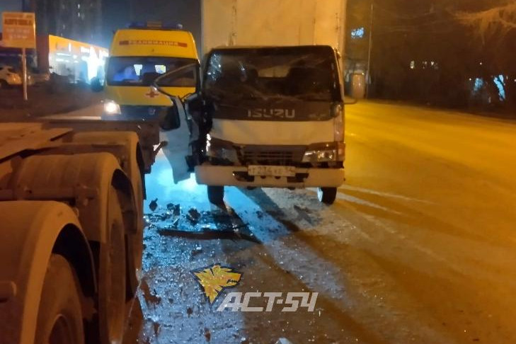 Водитель грузовика Isuzu врезался в фуру на Первомайке