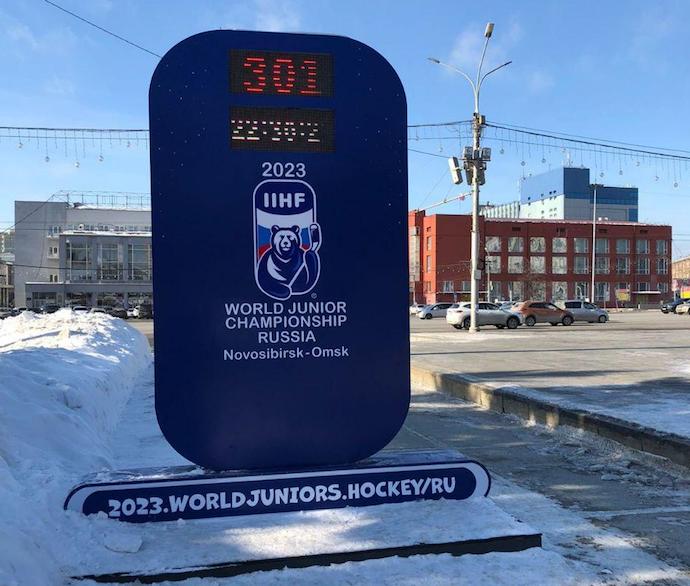 Часы обратного отчета Молодежного чемпионата мира по хоккею в Новосибирске возобновили работу