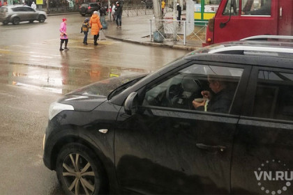 Фото обедающего за рулем водителя возмутило новосибирцев