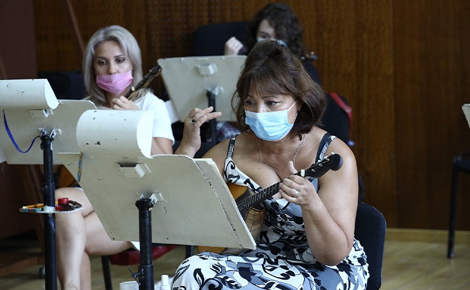 Со смычком и в маске: артисты филармонии возобновили репетиции