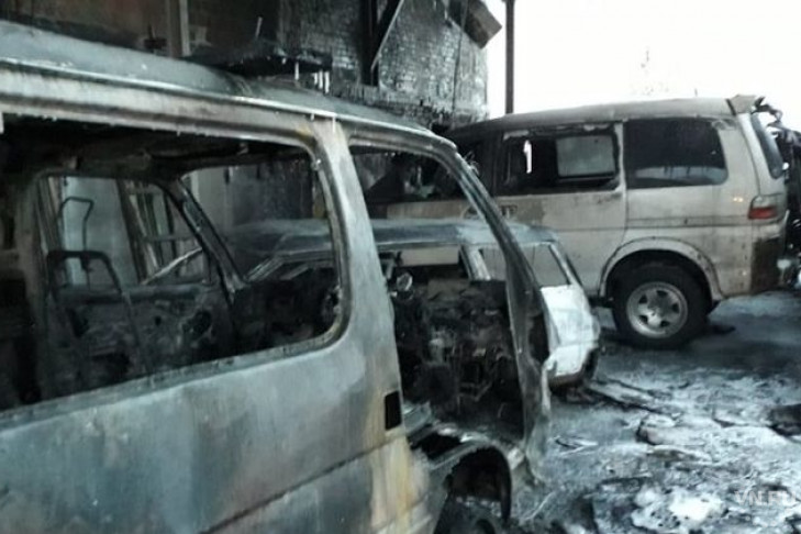 Пять автомобилей взорвались ночью в Бердске