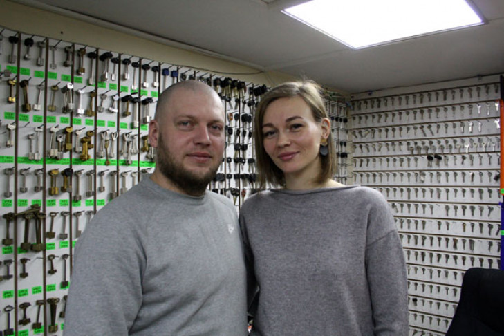 «Клиенты не стесняются»: глухая пара открыла мастерскую в Бердске