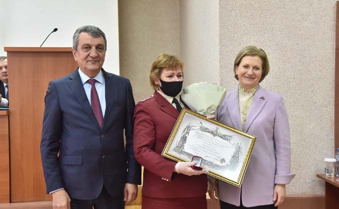 Орденами наградили сотрудников Роспотребнадзора за борьбу с коронавирусом в Новосибирске