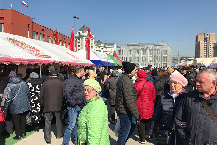 Цены не остановили: очереди образовались на ярмарке белорусских товаров в Новосибирске