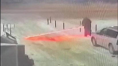 В Новосибирске под Новый год мужчина спилил шлагбаум около ЖК