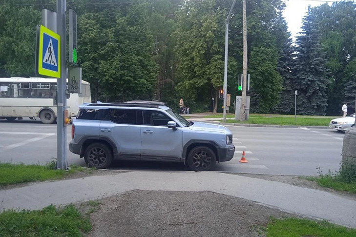 Пенсионерка и ребенок попали под китайский кроссовер в Новосибирске