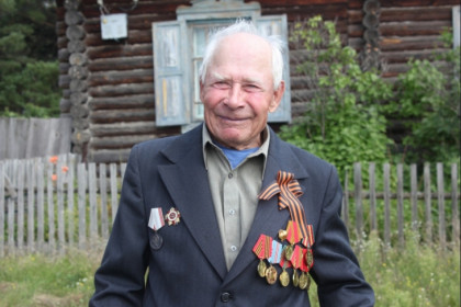 Легендарному леснику Кудряшовского бора установили мемориальную доску в лесу