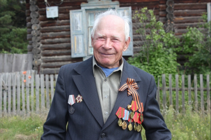 Легендарному леснику Кудряшовского бора установили мемориальную доску в лесу