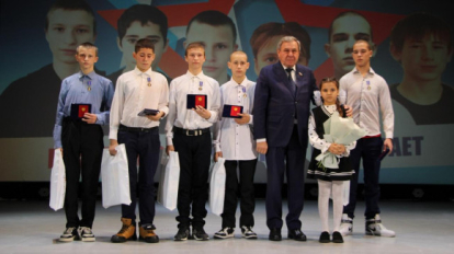 В Новосибирской области наградили детей-героев за храбрость