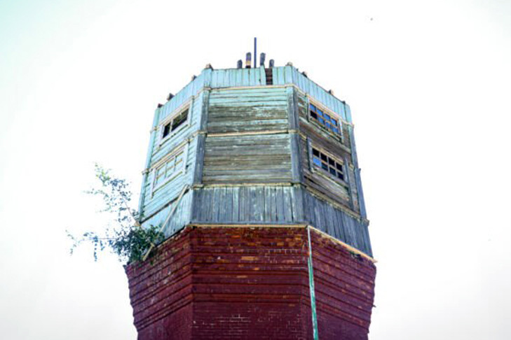 Древнюю водонапорную башню ремонтируют под Новосибирском