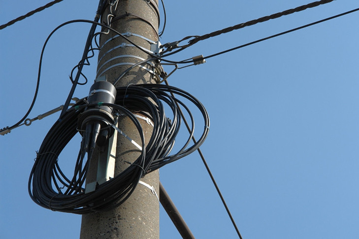 Интернет или жизнь – незаконное размещение оптического кабеля на опорах ЛЭП может привести к авариям