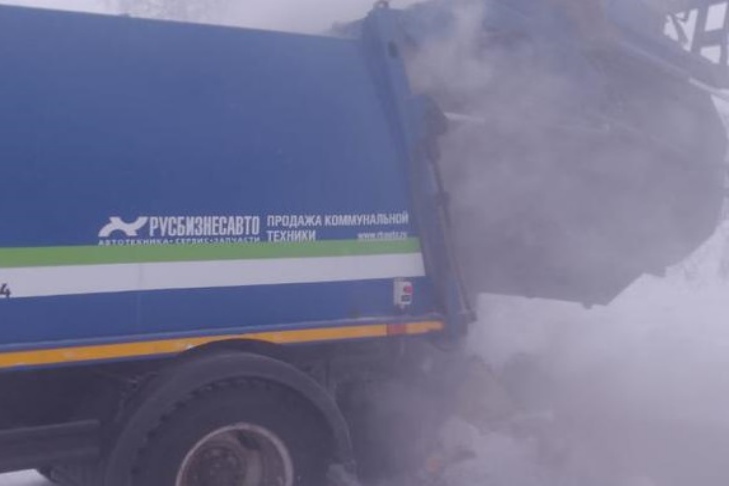 Отходы вспыхнули в кузове мусоровоза под Новосибирском