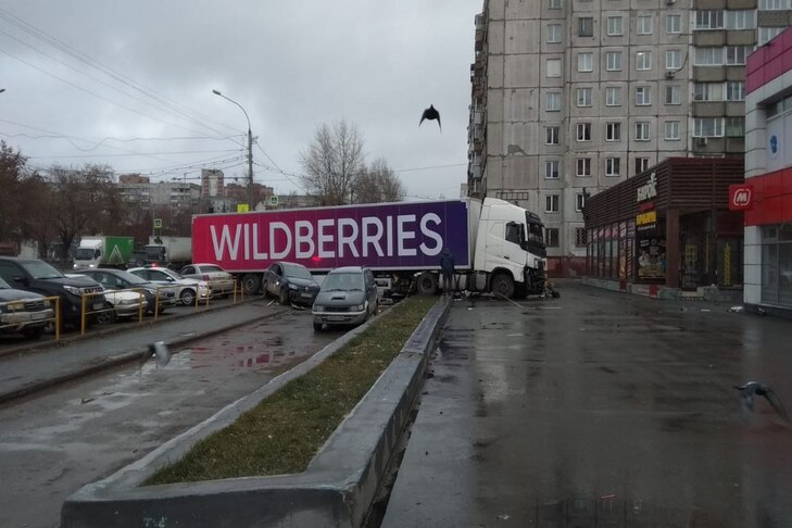 В результате ДТП фура Wildberries перекрыла улицу Дуси Ковальчук в Новосибирске