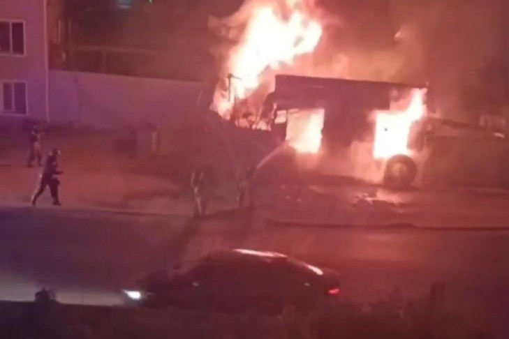 СТО сгорело возле Димитровского моста в Новосибирске